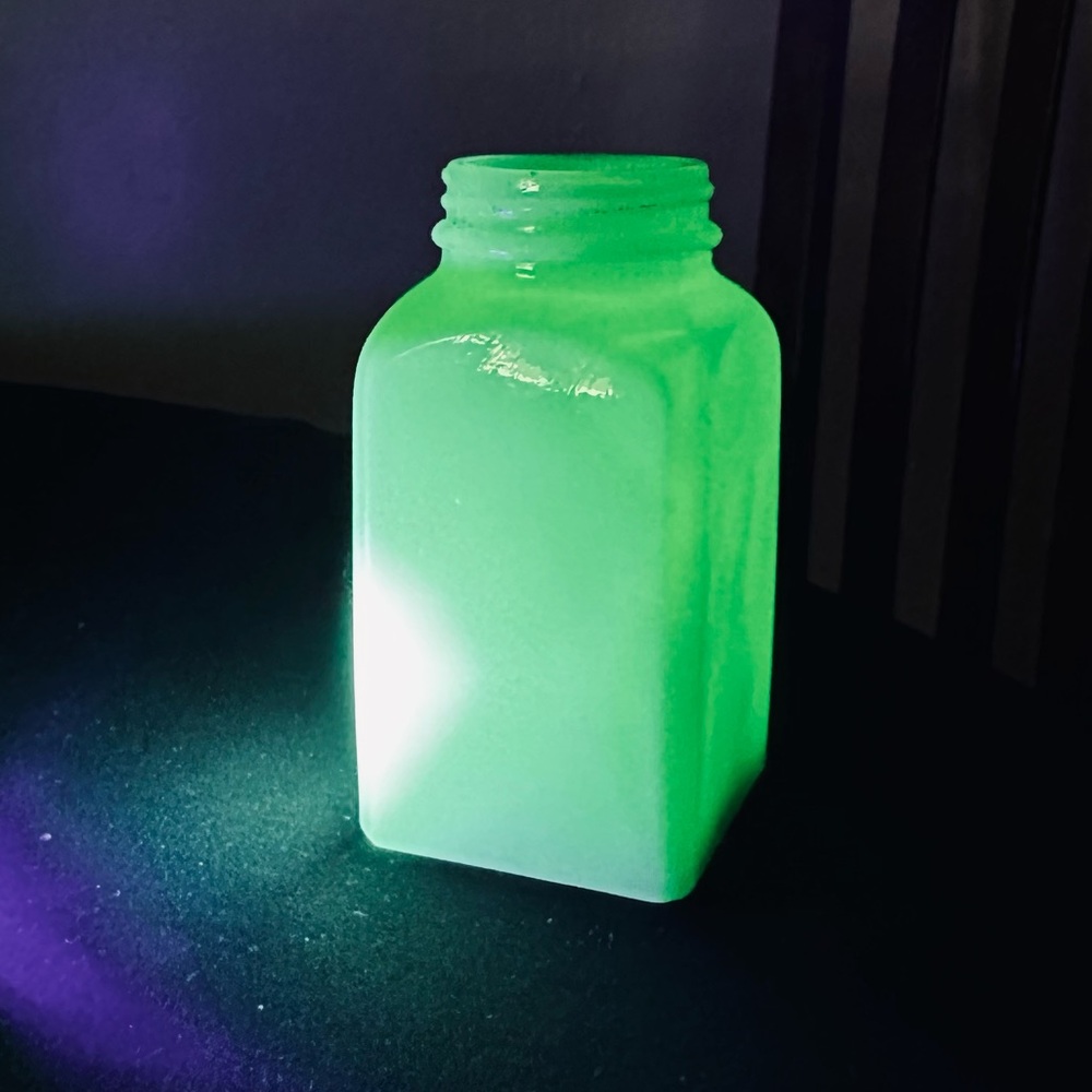Jadeite Green Glass Salt Container vintage UV reactive - Picture 4 of 4